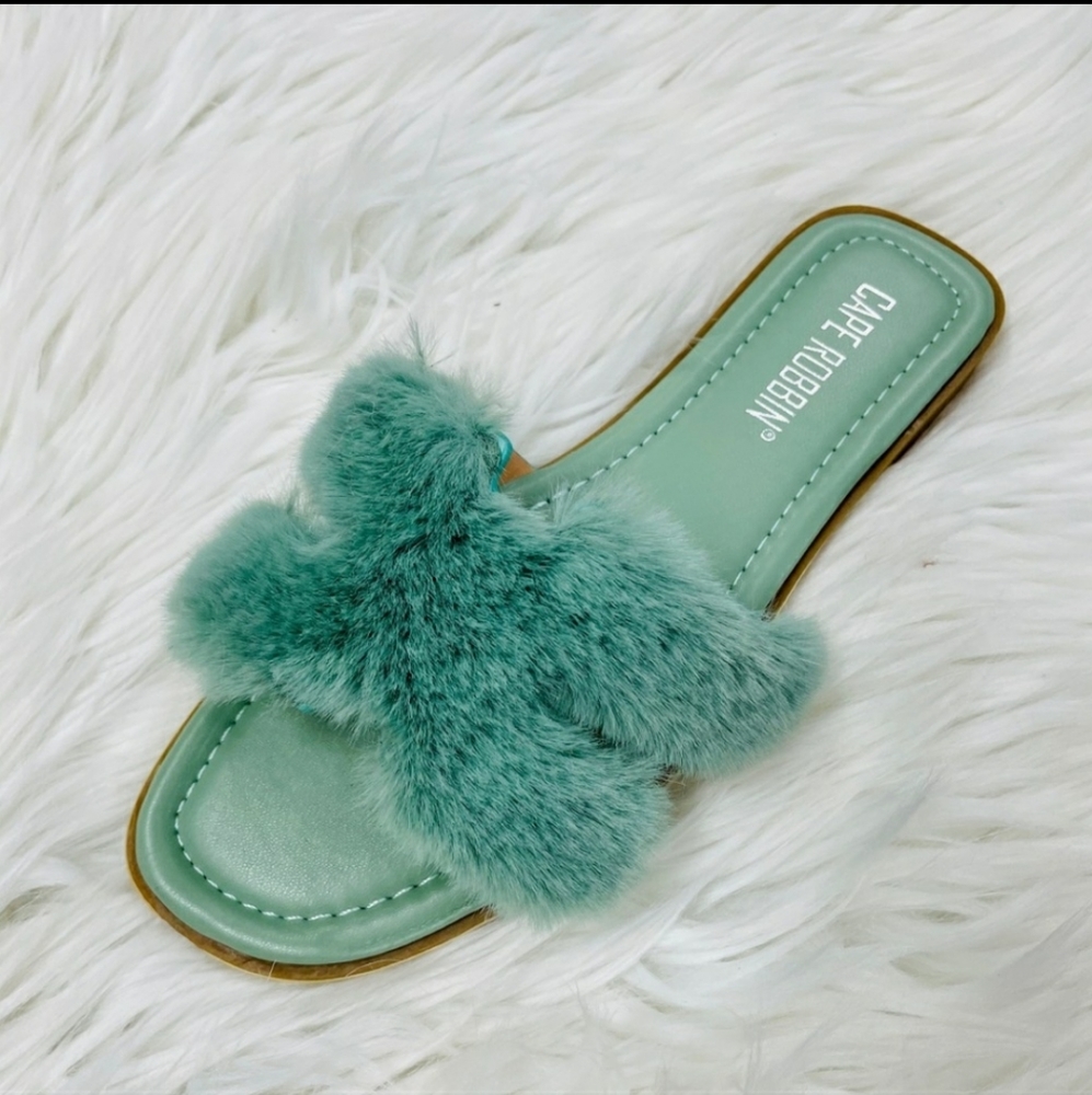 🆕️ LAST 2! Cape Robbin Fur Slides - Picture 4 of 10